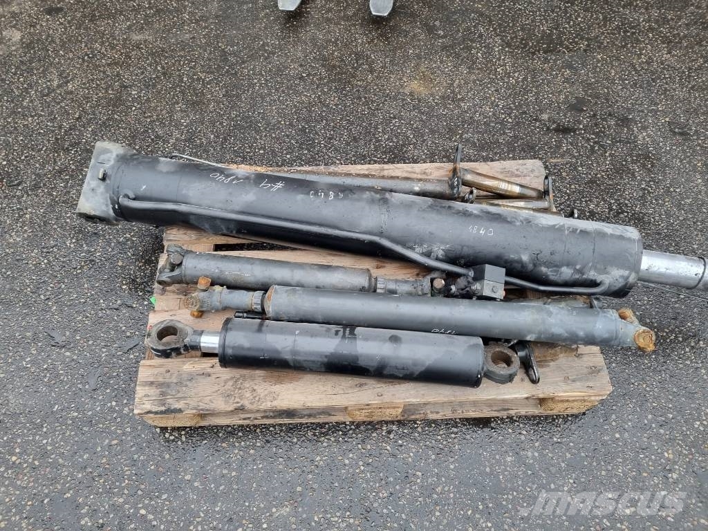 Manitou 1840 Drive shafts, cylinders Važiuoklė ir suspensija