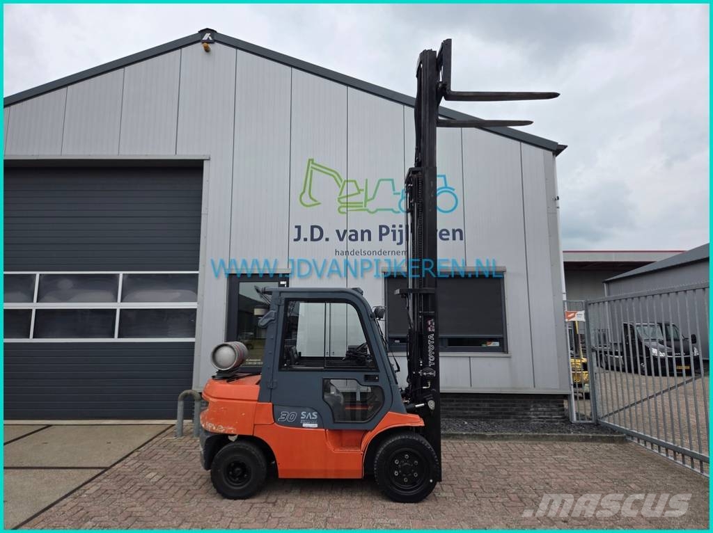 Toyota 02-7FGF30 2.16mhigh+triplex+sideshift+4xhydraulic Propan trucker