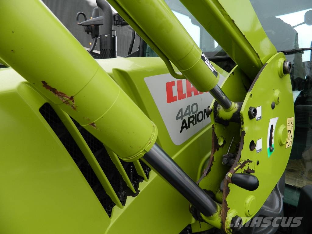 CLAAS Arion 440 Traktori