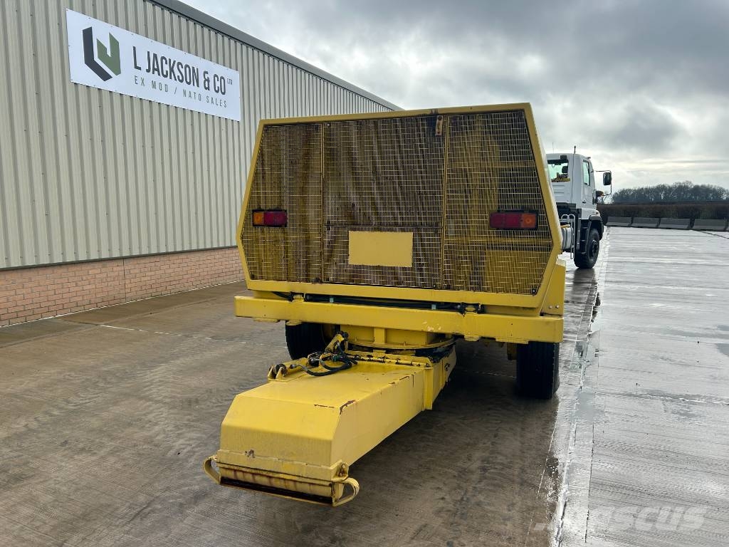 Mercedes-Benz U400 with Danline 2000 Sweeper Flughafenausrüstung