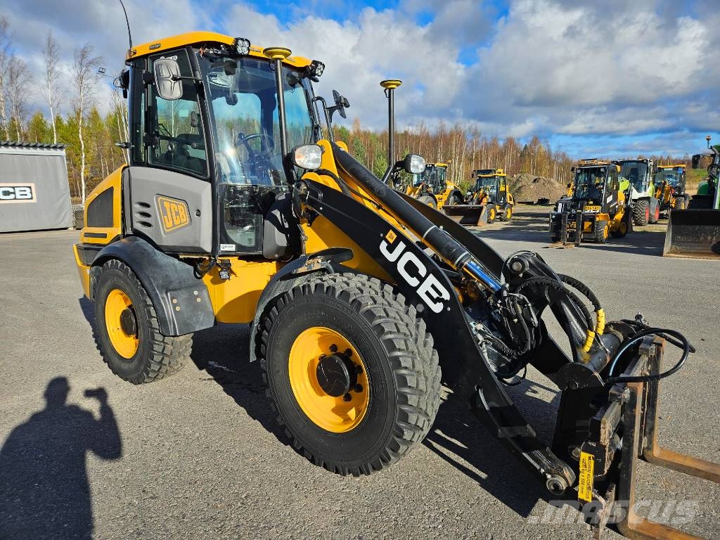 JCB 409 Pale gommate