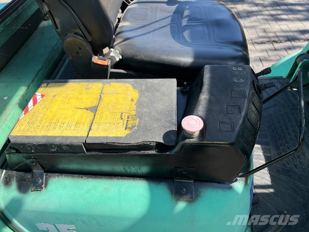 Mitsubishi FD 25 K V-4301 OI شاحنات الديزل