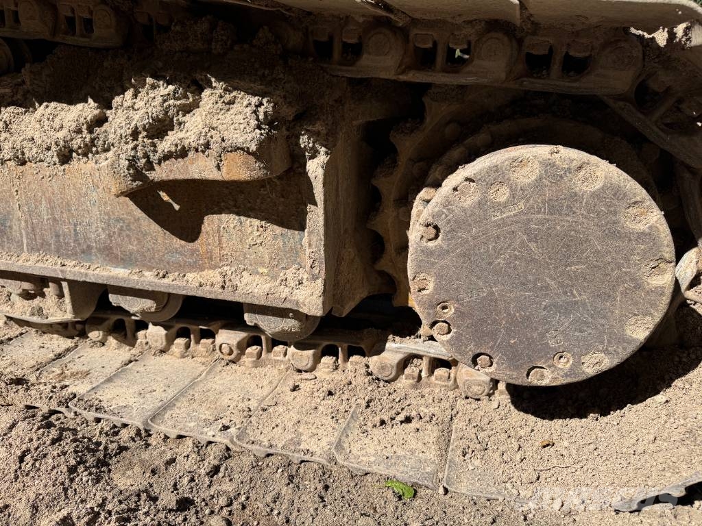 Hitachi ZX 225 US LC Kāpurķēžu ekskavatori