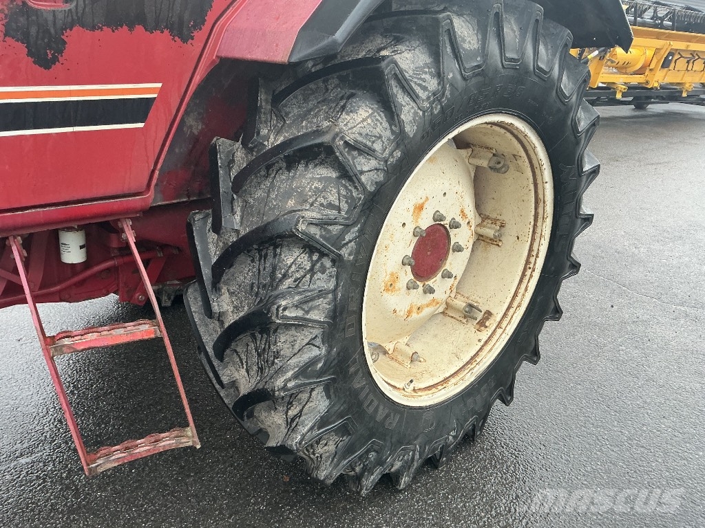 International 956 XL Traktoren