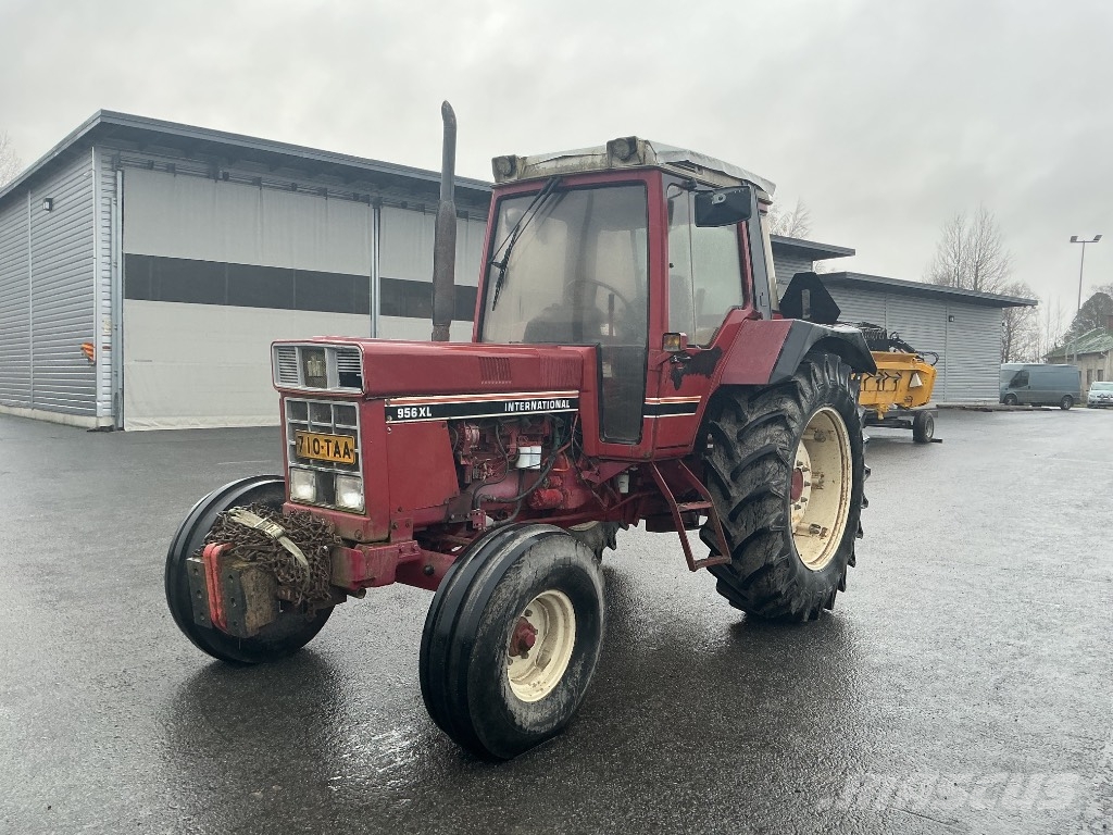 International 956 XL Traktoren