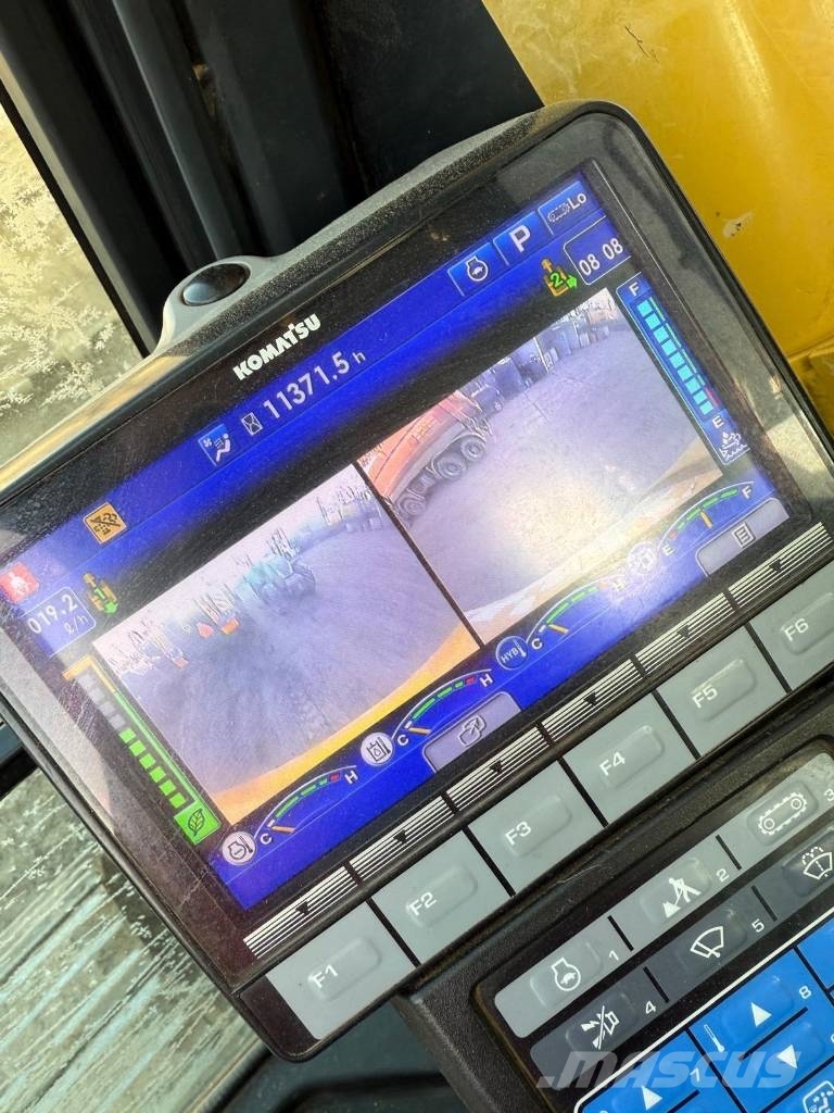 Komatsu HB 365 حفارات زحافة