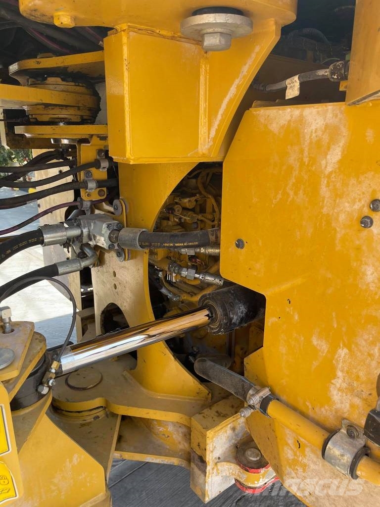 CAT 972M II Gumikerekes homlokrakodók
