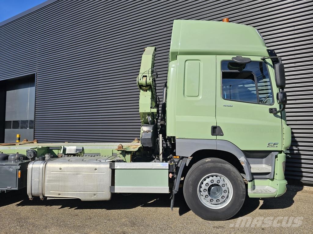 DAF CF 440 6x2 SIDE LOADER / 20 ft container Vlakke laadvloer met kraan