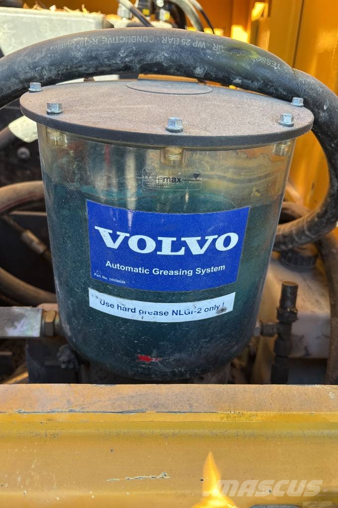 Volvo EC 380 EL, Med Leica 3D Bagri goseničarji