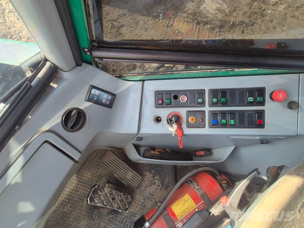 John Deere 810 D شاحنات