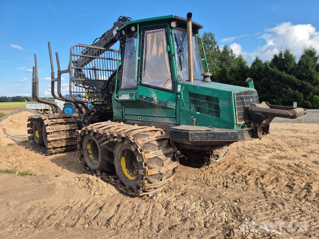 John Deere 810 D شاحنات