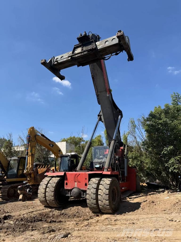 Kalmar DRD 450 specialize in exporting reach stackers Manipulador de contenedores