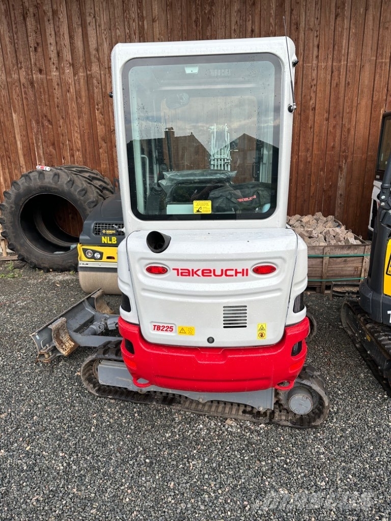 Takeuchi TB225 v3 Minibagger ミニ油圧ショベル 7t以下（ミニユンボ・ミニディガー）