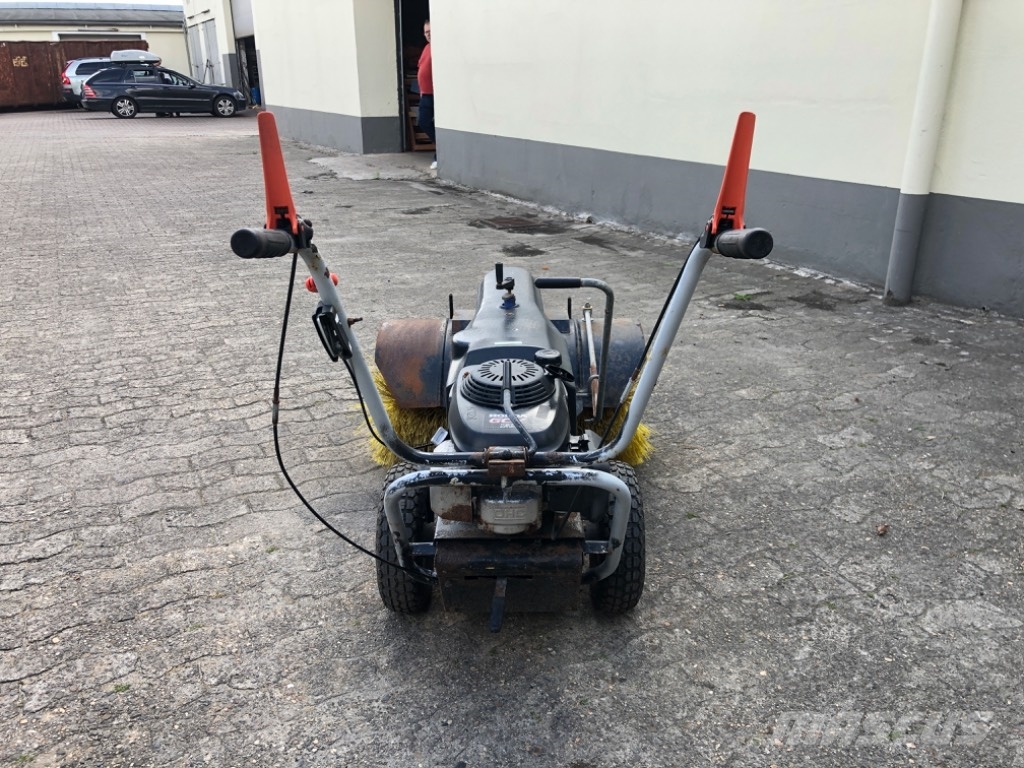 Iseki HK 80 PRO Zamiatarki - Zgarniarki - Odśnieżarki