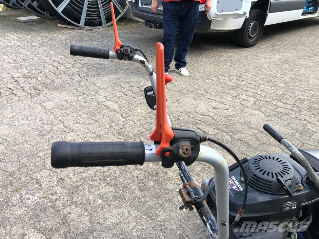 Iseki HK 80 PRO Zamiatarki - Zgarniarki - Odśnieżarki