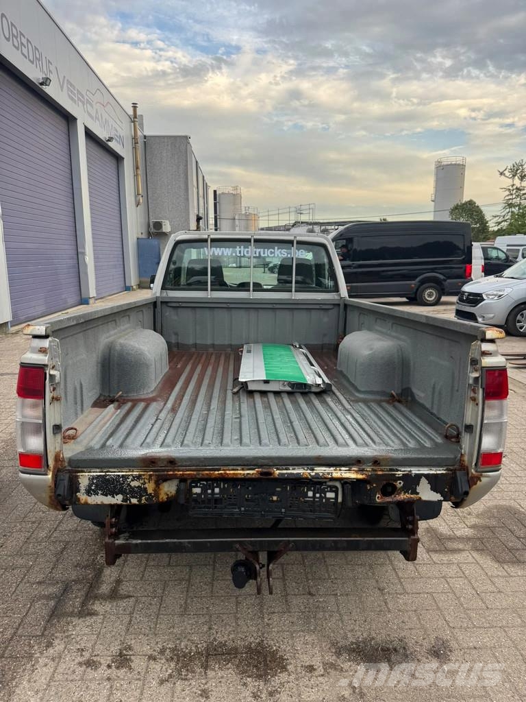 Nissan Pickup **NP300-4X4** Cross-country vehicles