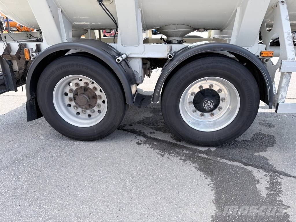  HMK Bilcon 30 t. 4 akslet 42 m3 Silo tank 6 rum Tanker trailers