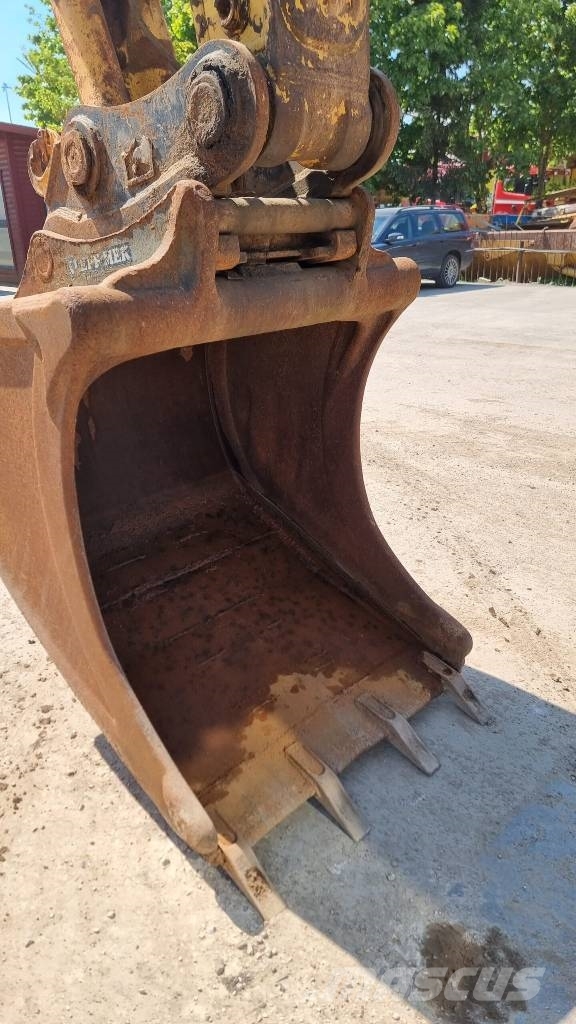 Komatsu PC 210 LC-8 حفارات زحافة
