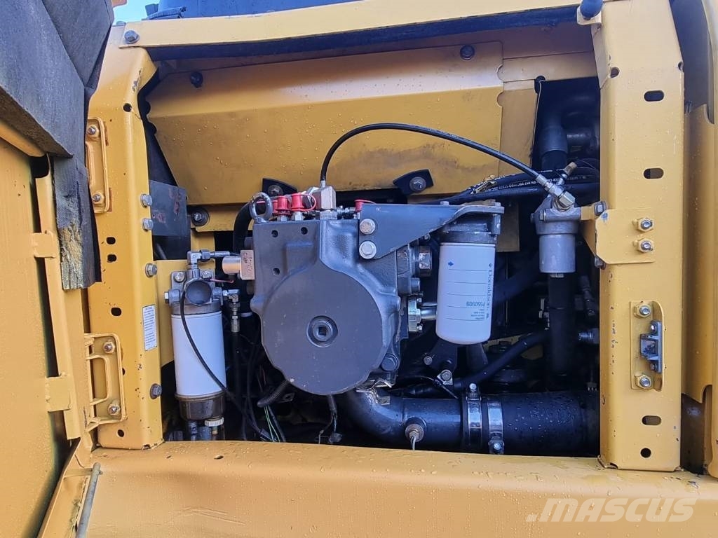 Komatsu PC 210 LC-8 حفارات زحافة