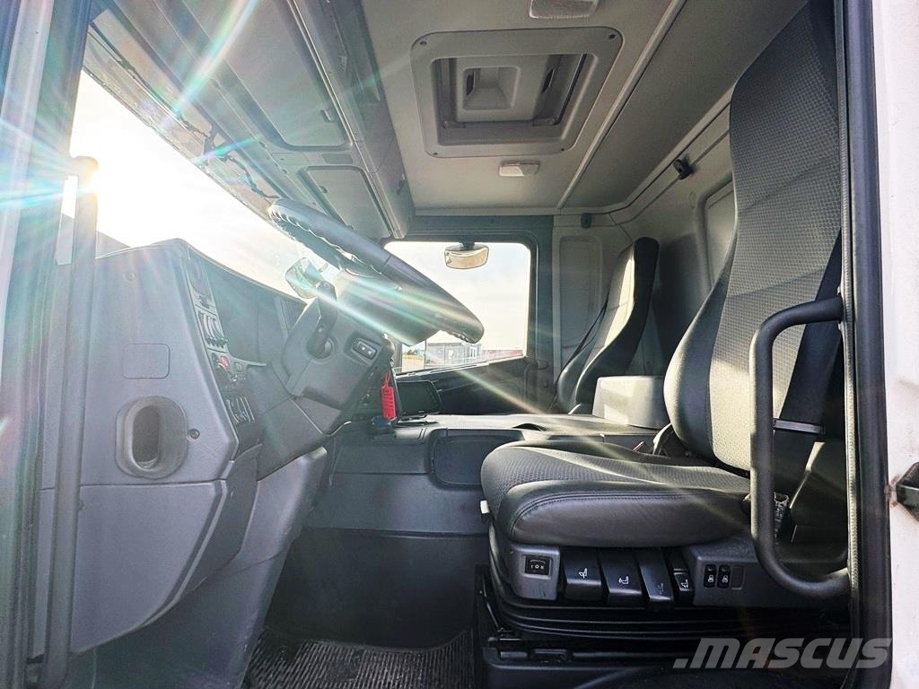 Scania P230 med lift Фургони