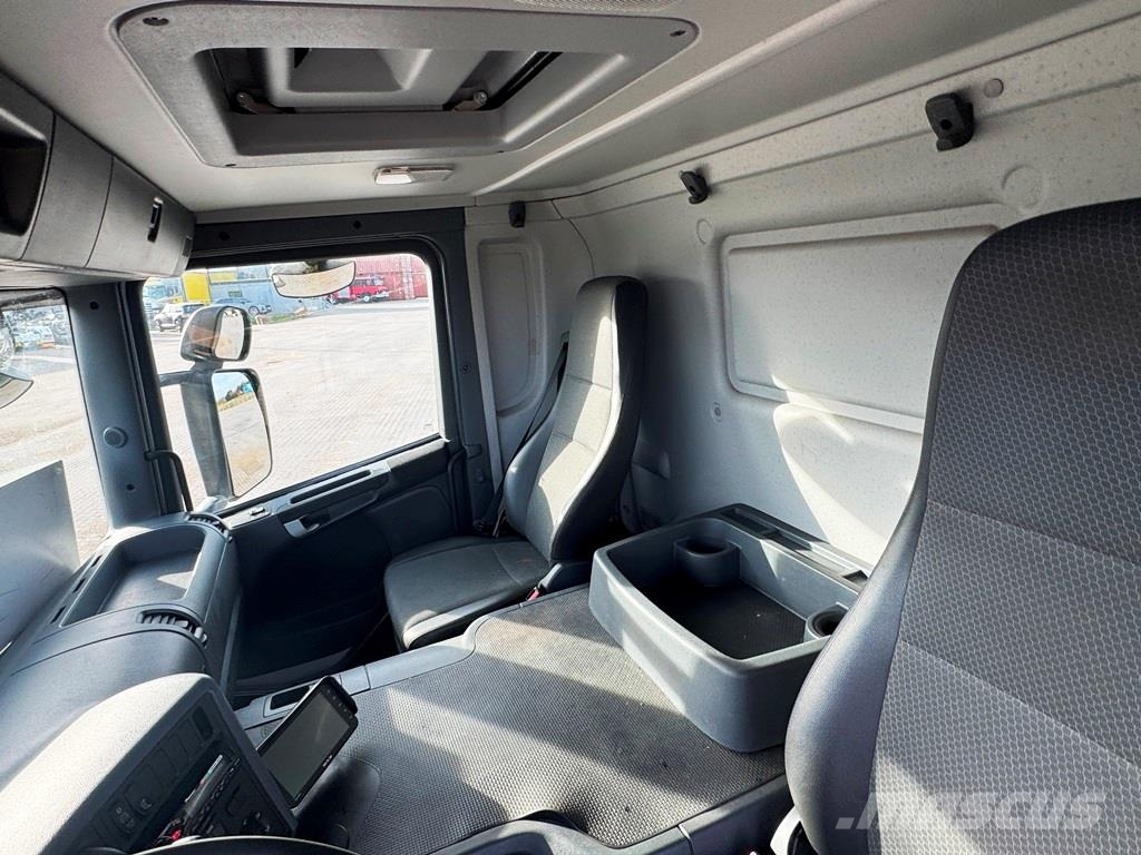 Scania P230 med lift Фургони