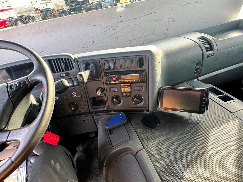 Scania P230 med lift Фургони