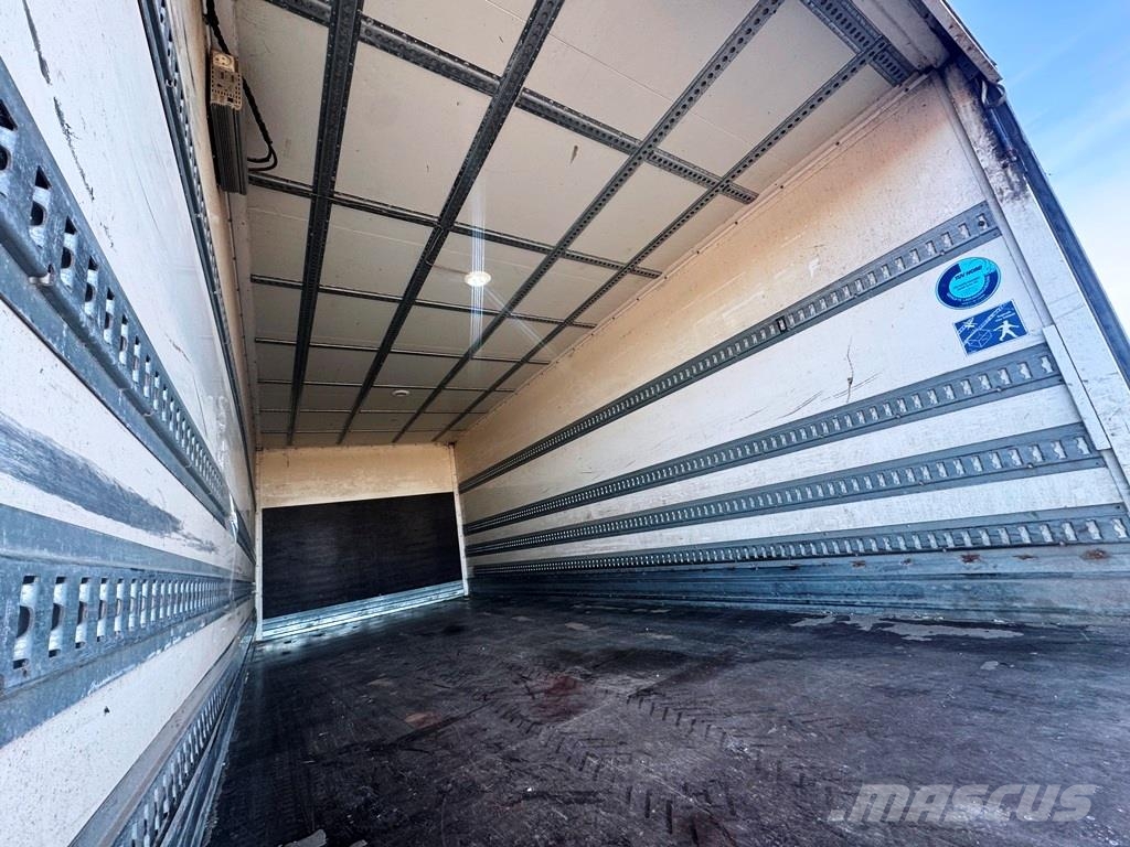 Scania P230 med lift Фургони