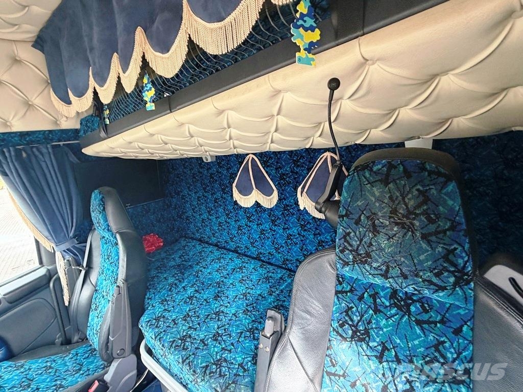Scania R580 selv kørende med asfalt lad Camiones polibrazo