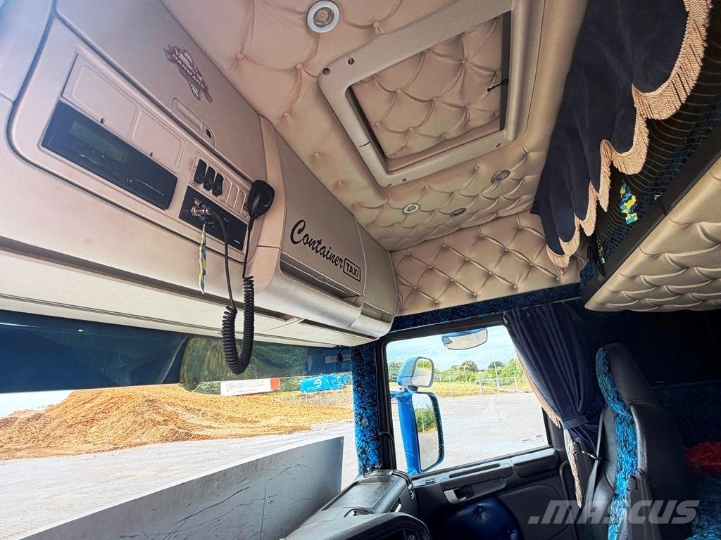 Scania R580 selv kørende med asfalt lad Camiones polibrazo