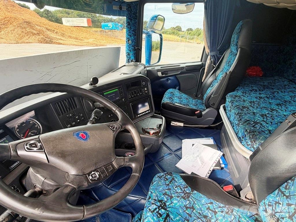 Scania R580 selv kørende med asfalt lad Camiones polibrazo