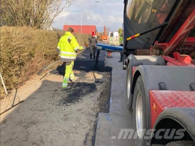 Scania R580 selv kørende med asfalt lad Camiones polibrazo
