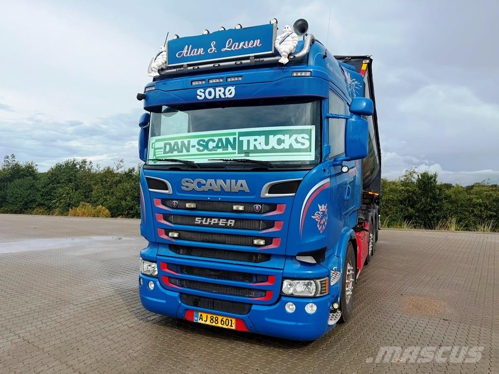 Scania R580 selv kørende med asfalt lad Camiones polibrazo
