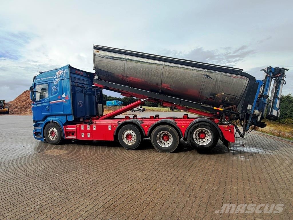 Scania R580 selv kørende med asfalt lad Camiones polibrazo