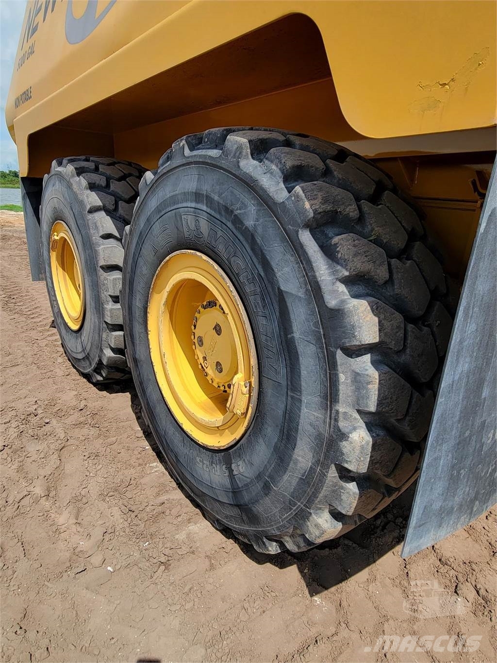 Bell B25E صهاريج مياه