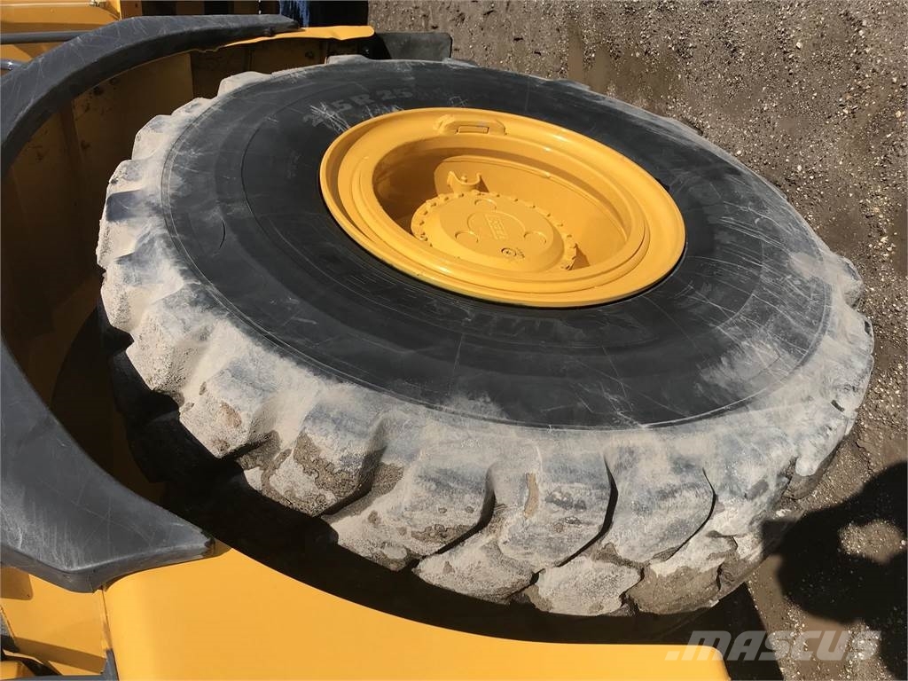 Bell B30E صهاريج مياه