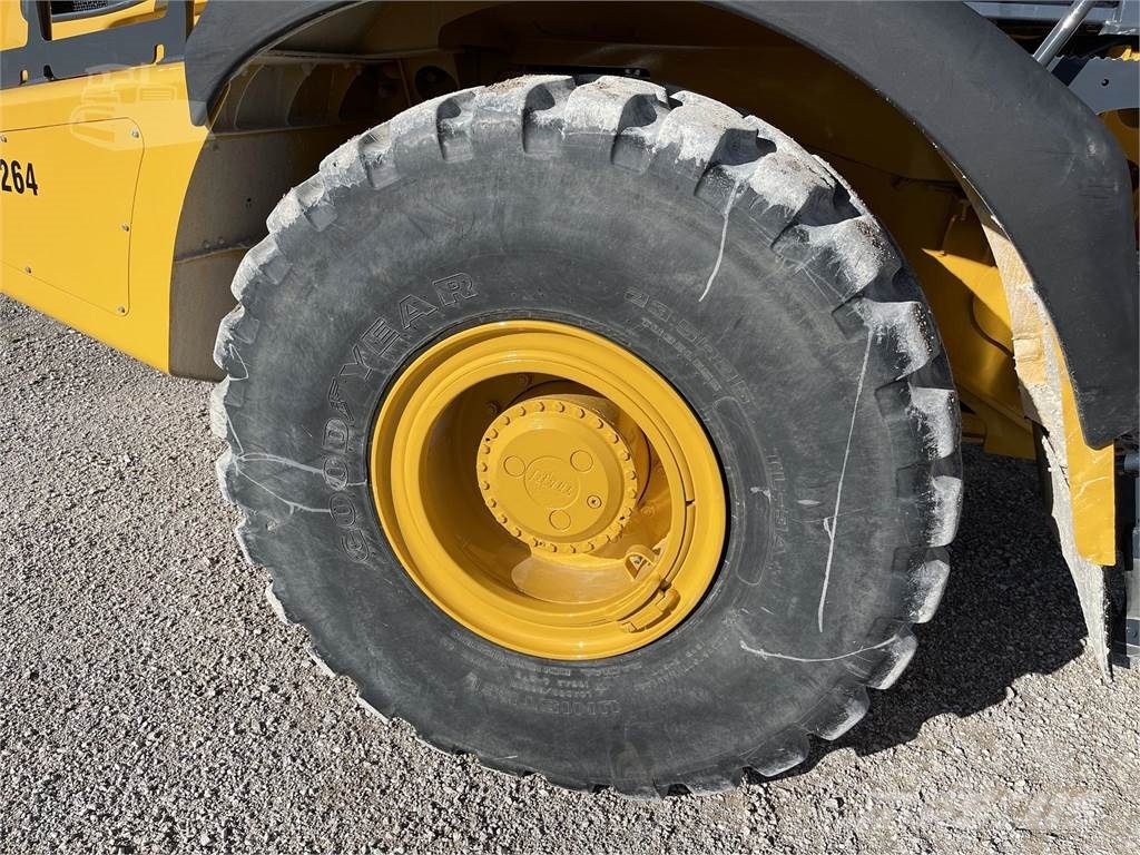 Bell B30E صهاريج مياه