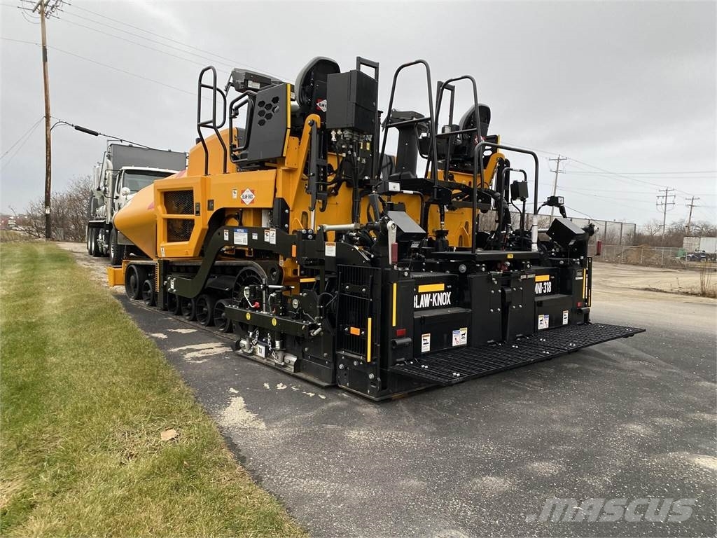 Blaw-Knox P7110B Asphalt pavers