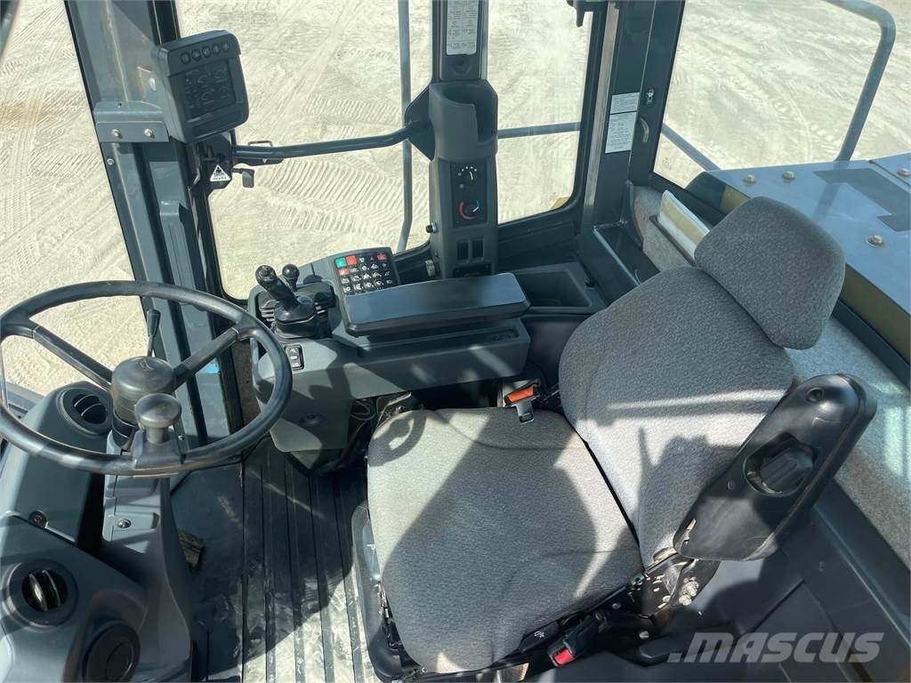 John Deere 744K Kolesové nakladače