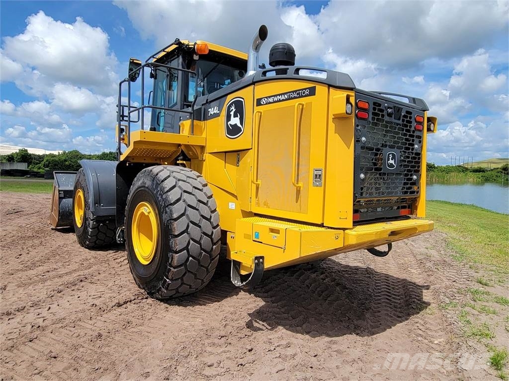 John Deere 744L Wheel loaders