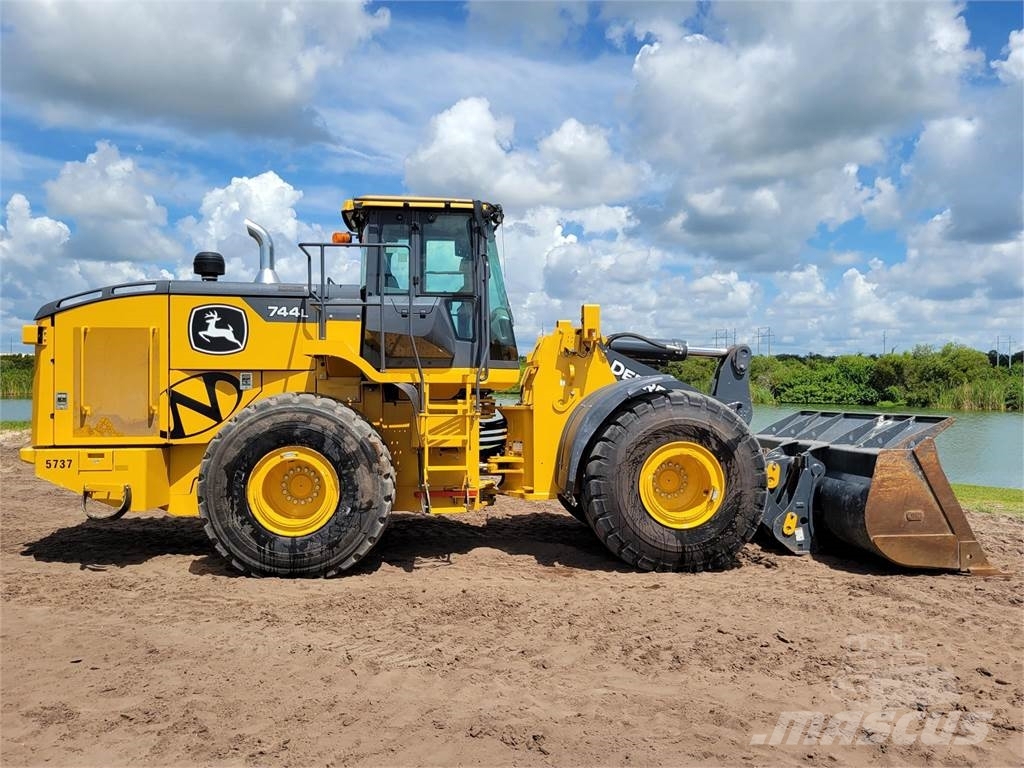 John Deere 744L Wheel loaders