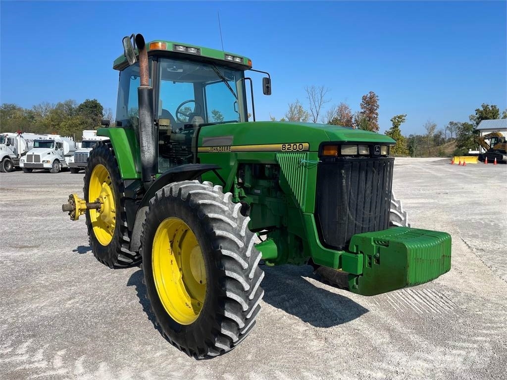 John Deere 8200 Traktori