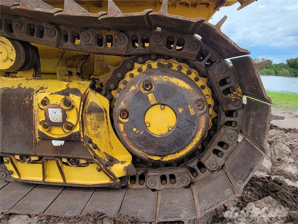 Komatsu D65PX-18 بلدوزرات مجنزرة