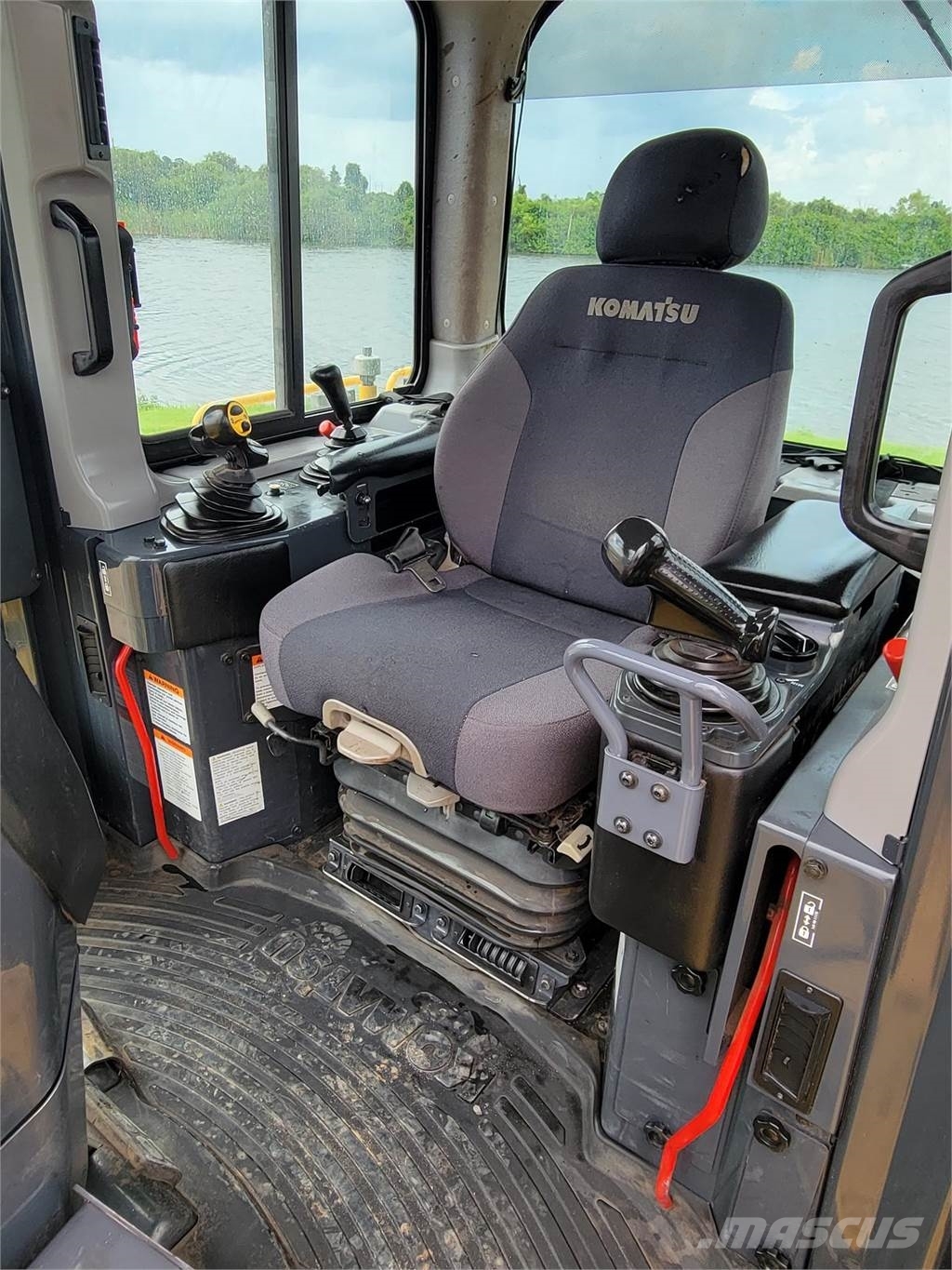 Komatsu D65PX-18 بلدوزرات مجنزرة