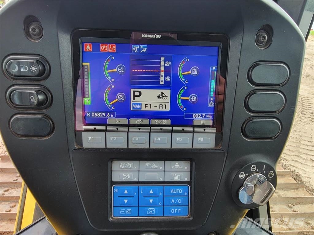 Komatsu D65PX-18 بلدوزرات مجنزرة