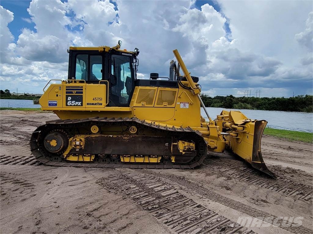 Komatsu D65PX-18 بلدوزرات مجنزرة