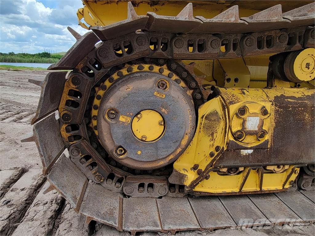 Komatsu D65PX-18 بلدوزرات مجنزرة