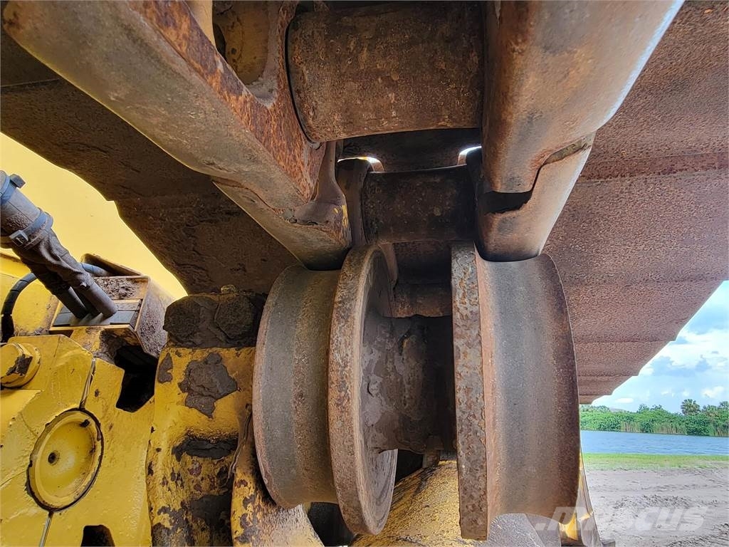 Komatsu D65PX-18 بلدوزرات مجنزرة