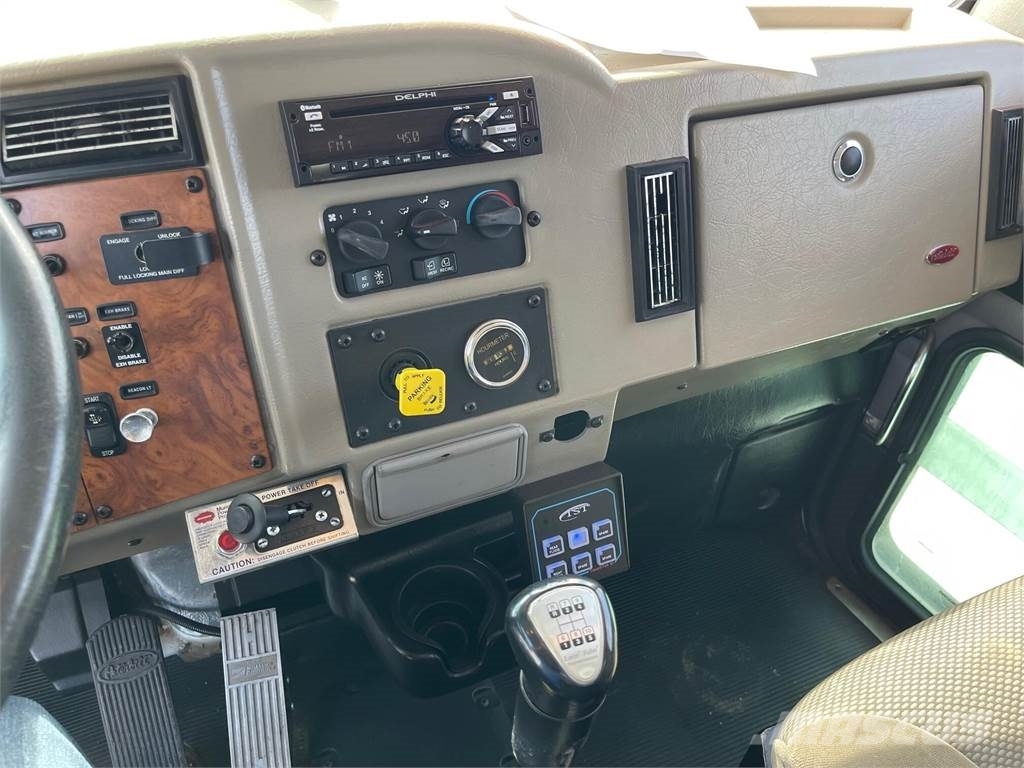 Peterbilt 335 건설 장비 - 기타