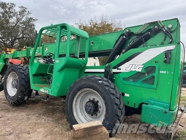 SkyTrak 10054 伸縮臂操作車