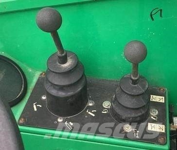 SkyTrak 10054 伸縮臂操作車